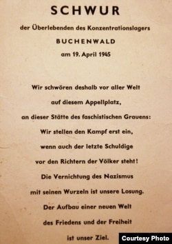Текст клятвы, принятый освобожденными узниками Бухенвальда 19 апреля 1945 года. В ней они своим лозунгом провозгласили искоренение нацизма, а целью - построение нового свободного мира. Из архива автора.