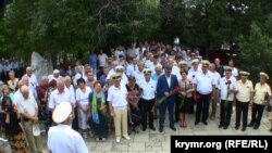 Митинг в Севастополе на кладбище Коммунаров 