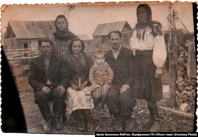 Репресована українська родина Павлюків на спецпоселенні у Тюменській області, 1950-ті роки