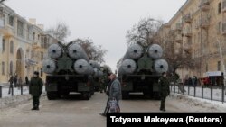 Officials confirmed that Turkey, which is negotiating the purchase of S-400 missile defense systems from Russia, is one of the countries that received the warning. 
