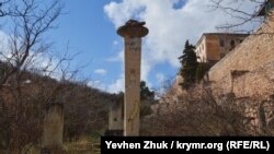 Стела в части еще стоит