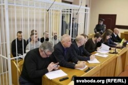 Суд над групай ашмянскіх мытнікаў, якіх вінавацяць у хабары.