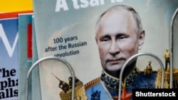 Üz qabığında Vladimir Putinin fotosunun yer aldığı "The Economist" jurnalı. 2017