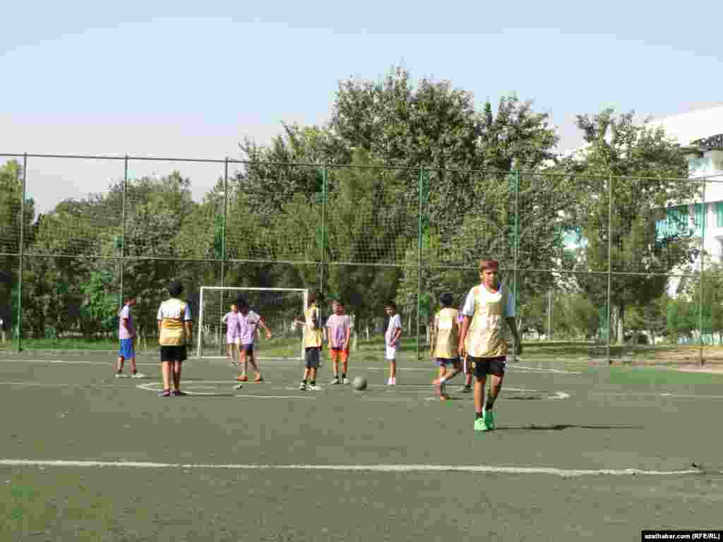 Aşgabadyň Köpetdag stadionynda top oýnaýan çagalar.