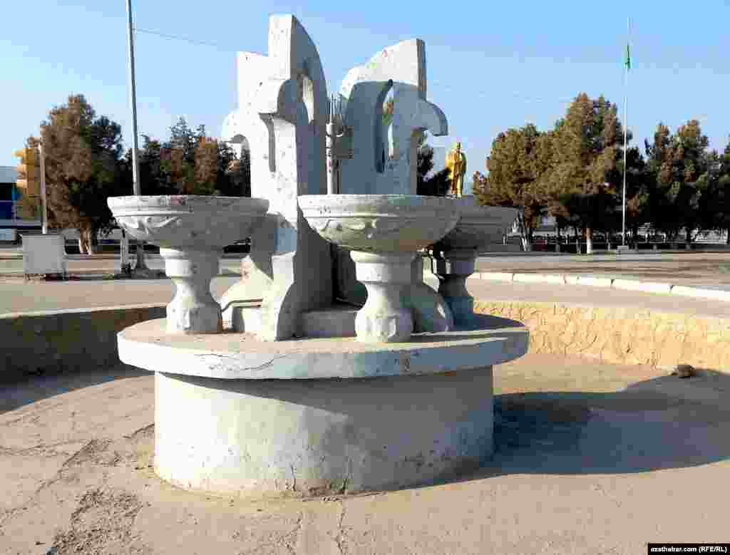 Не работающий фонтан в центре Фарапского района