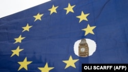 Zastava EU bez jedne zvjezdice ispred Parlamenta Velike Britanije, ilustrativna fotografija