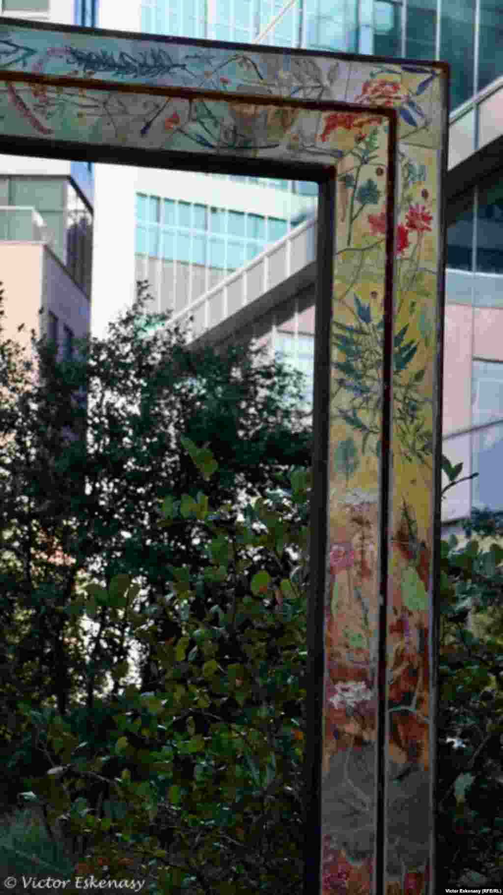 Detaliu al cadrelor de artă contemporană pe &bdquo;High Line&rdquo;...