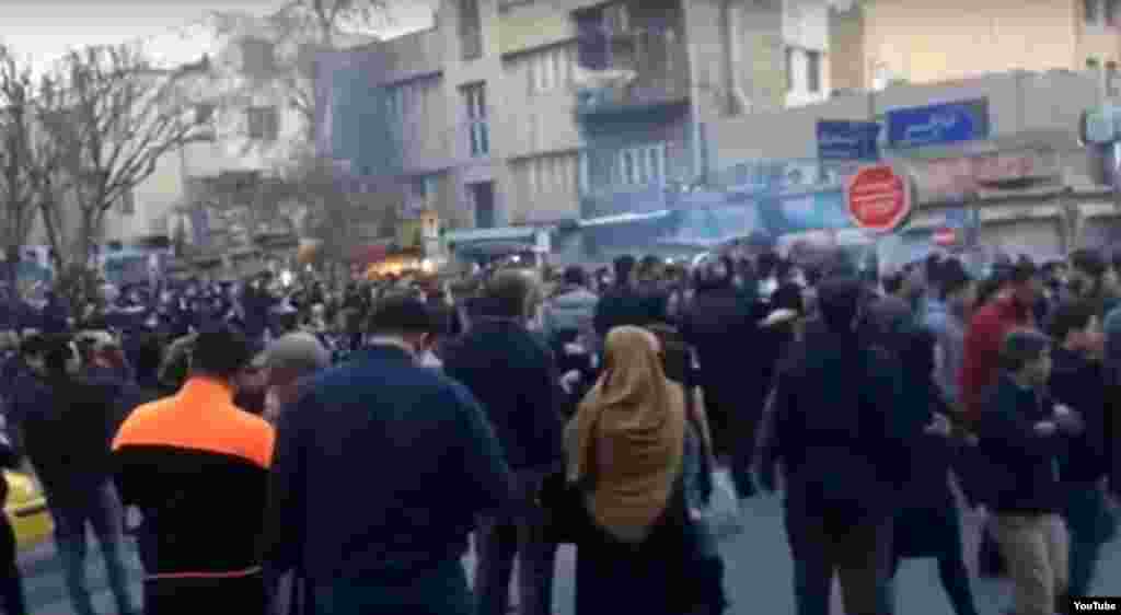 Sa antivadinih protesta u Iranu u kojima je stradalo 22 ljudi u proteklih sedam dana