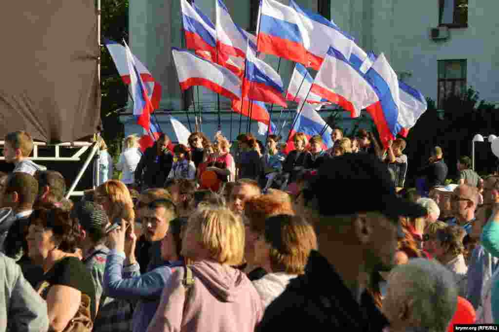 На площі Леніна відбувся святковий концерт, який завершився феєрверком.