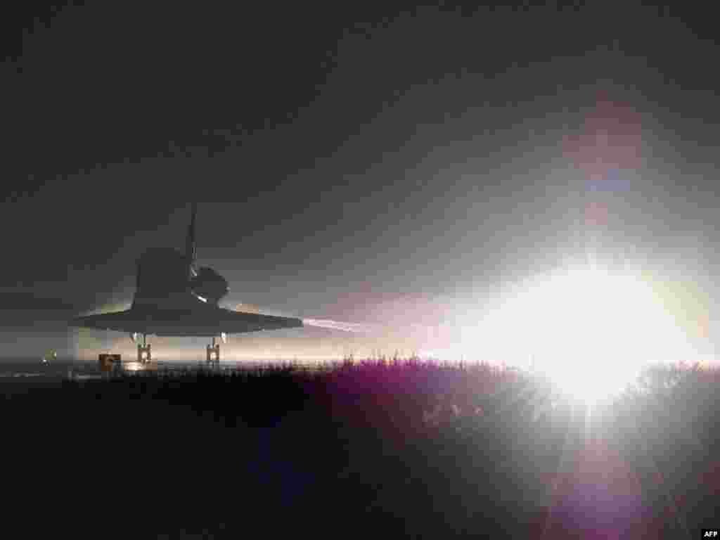 The "Atlantis" shuttle completes the last-ever space shuttle mission when it lands in the pre-dawn hours at the Kennedy Space Center in Florida on July 21.Photo by Stan Honda for AFP 