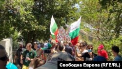 Протестиращите преминаха по пътеките към плажа, за да бъде избегнат сблъсък със симпатизантите на ДПС