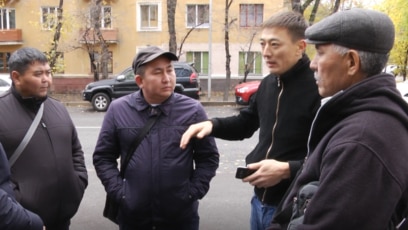 Ол отырғанда оны ұрды Ол отырғанда оны ұрды