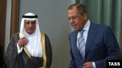 Adel al-Jubeir (solda) rusiyalı həmkarı Sergei Lavrov-la mətbuat konfransında, arxiv fotosu