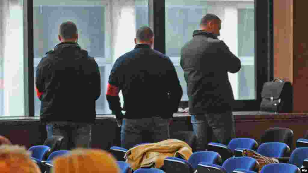 МАКЕДОНИЈА - Во Апелацискиот суд во Скопје, со исказ на адвокатите од одбраната, продолжи јавната седница по жалбите на 33-та осудени лица за крвавата престрелка во кумановско Диво насеље. Адвокатот Еленко Миланов, рече дека основна грешка во оваа постапка е во обвинителството и правната квалификација тероризам.