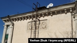 Советские символы на доме №13 по улице 1-й Бастионной