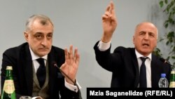 Бадри Джапаридзе (справа) и Мамука Хазарадзе на пресс-конференции, 18 февраля 2019 г.