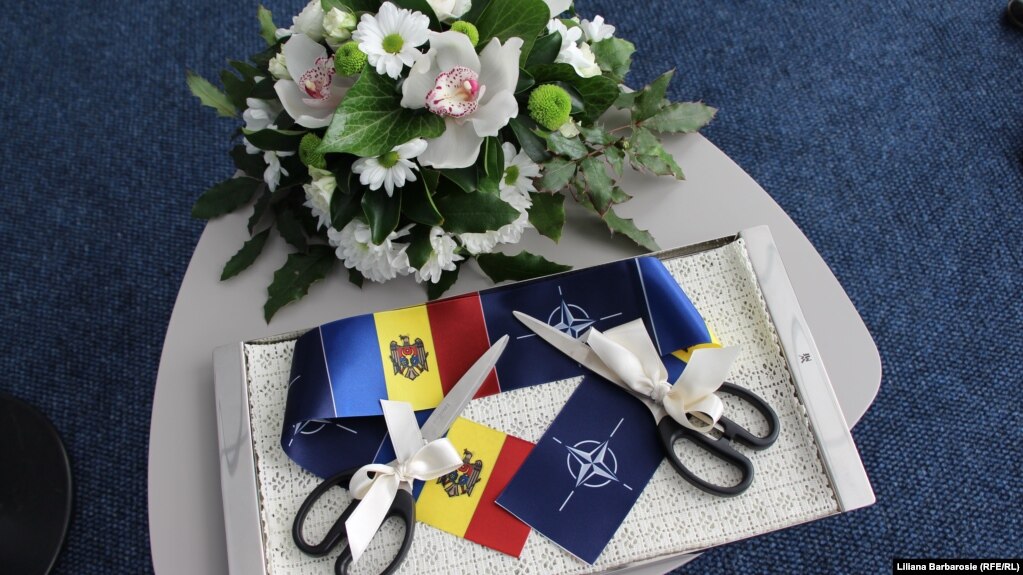 Imagine de la ceremonia inaugurării biroului de legătură NATO de la Chișinău.