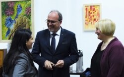 Ambasadorul României în Republica Moldova, Daniel Ioniță, și scriitoarea Maria Pilchin