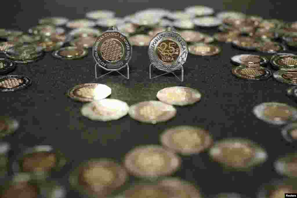 The new 25-kuna coin featuring European Union stars is seen during a presentation at the Croatian National Bank in Zagreb. Croatia will become the 28th member of the EU on July 1. (Reuters/Antonio Bronic)