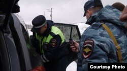 Полицајци во Татарстан вршат претрес на возило, илустрација 