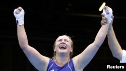 Казахстанка Марина Вольнова объявлена победительницей четвертьфинального боксерского поединка. Лондон, 6 августа 2012 года.