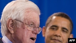 Senatorul Edward Kennedy și președintele Obama