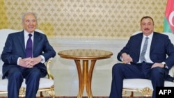 Israeli President Shimon Peres (left) and his Azerbaijani counterpart, Ilham Aliyev, in Baku on June 28, 2009