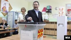 Почесниот претседател на ВМРО Народна партија Љубчо Георгиевски гласа на изборите на 5 јуни 2011 година. 
