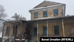Аварийный дом 1883 года постройки. Уральск, 5 января 2017 года.
