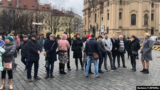 Учасники заходу діляться між собою враженнями від фотовиставки