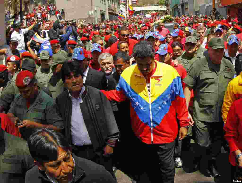 Venecuela - Potpredsjednik Nicolas Maduro (D)i bolivijski predsjednik Evo Morales išli su ispred kovčega sa Chavezovim tijelom, Caracas, 6. mart 2013. Foto: REUTERS / Carlos Garcia Rawlins 
