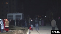 People in Dushanbe slept outside, fearing being trapped by collapsing buildings. 