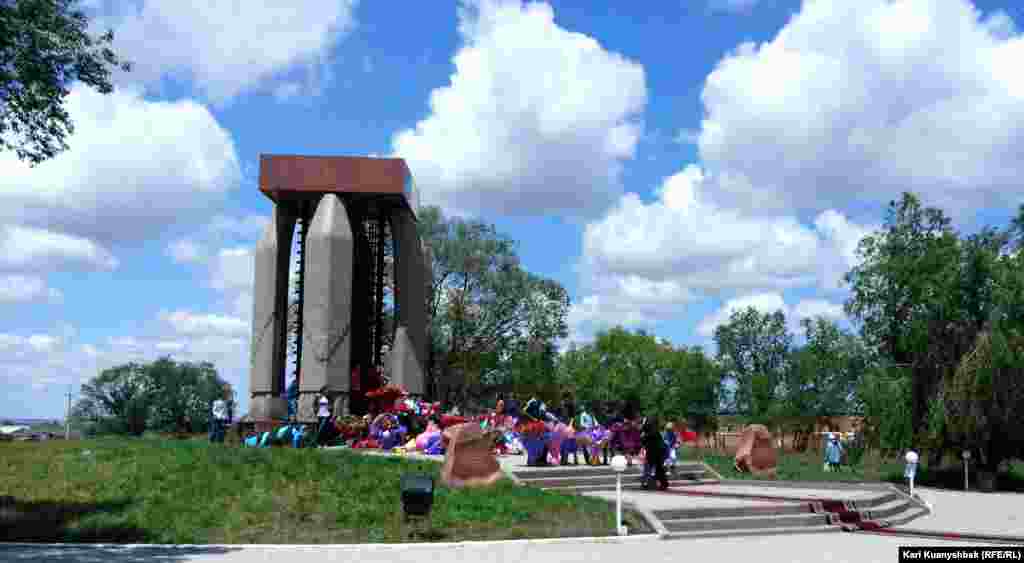 Памятник жертвам репрессий в поселке Жаналык Алматинской области.