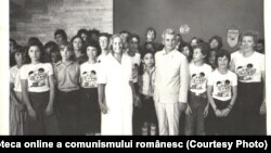 Nicolae Ceauşescu şi Elena Ceauşescu la Neptun, reședința de vară a conducerii de partid, cu un grup de participanţi la Festivalul Internaţional „Copiii lumii doresc pacea” (20.VII.1979). Fototeca online a comunismului românesc; cota: 106/1979