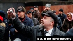 На акции с возложением цветов и венков к могиле Сталина в Москве