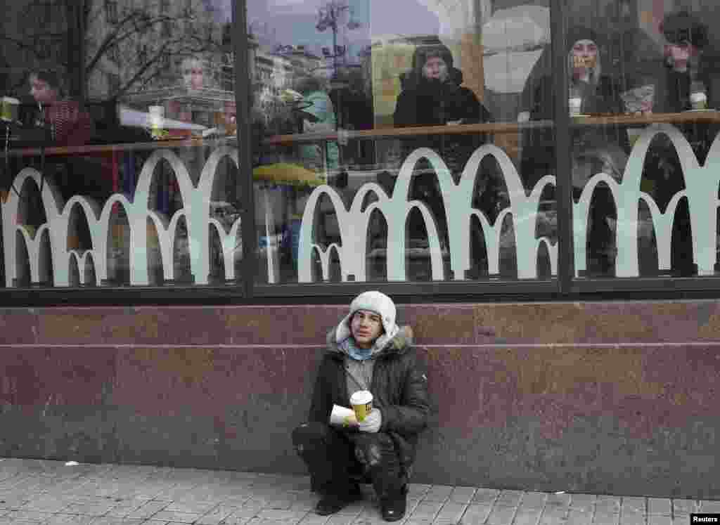 A man begs for money outside a McDonald&#39;s restaurant in central Kyiv, Ukraine. (Reuters/Gleb Garanich)