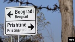 Дорожный знак с надписью на сербском: "Белград". Иллюстративное фото