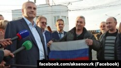 Моряки «Норда» встречаются с российским главой Крыма Сергеем Аксеновым после возвращения в Крым