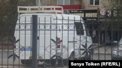Полицейский микроавтобус у здания суда № 2 города Атырау, в котором проходит суд над гражданскими активистами Талгатом Аяном и Максом Бокаевым. Атырау, 21 октября 2016 года.