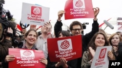 Члены французского Движения молодых социалистов на предвыборном митинге в Париже