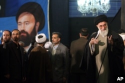 علی خامنه‌ای، رهبر جمهوری اسلامی، در مراسم سالگرد درگذشت احمد خمینی در سال ۸۵