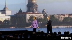 Германиянын мурдагы канцлери Ангела Меркел 2013-жылы Путин менен чогуу Петербург форумуна катышкан.