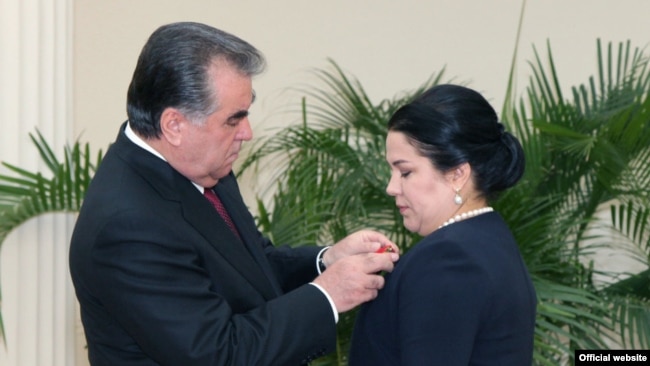 Президент Таджикистана Эмомали Рахмон вешает орден на грудь своей дочери Озоды Рахмон. 28 августа 2015 года.