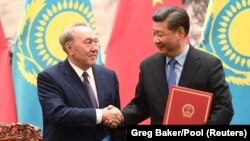 Президент Казахстана Нурсултан Назарбаев (слева) и президент Китая Си Цзиньпин. 
