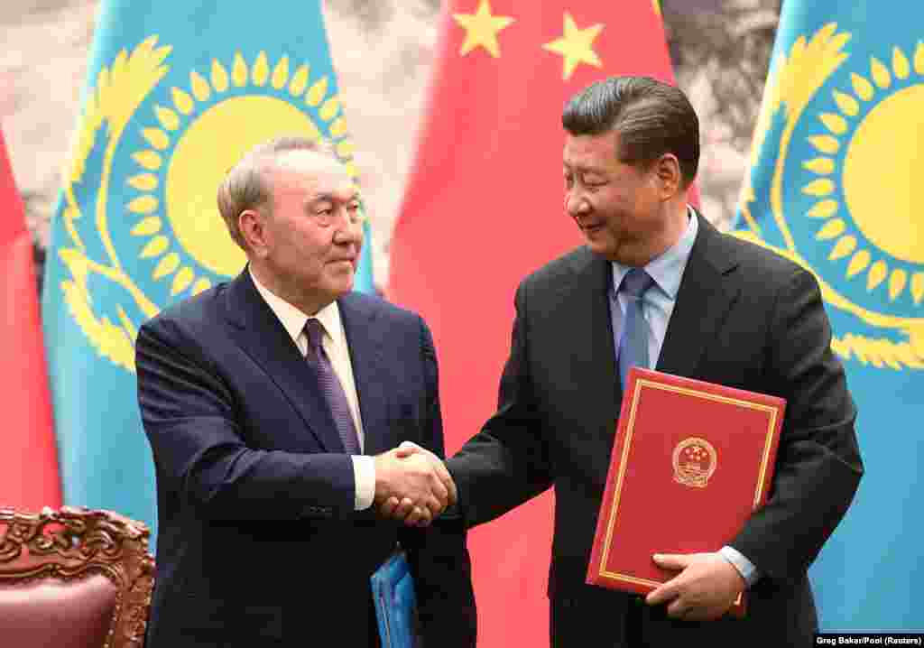 Назарбаев пен Си Цзиньпин кездесу барысында бірнеше құжатқа қол қойды.&nbsp;