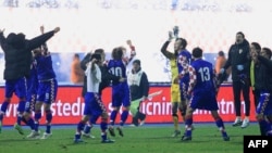 Хорватия футболшылары Еуро-2012 турниріне іріктеуден өткеніне қуанып жатыр. Загреб, 15 қараша 2011 жыл.
