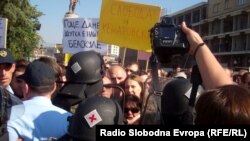 Протест за поддршка на новинарот Томислав Кежаровски пред Музејот на ВМРО.