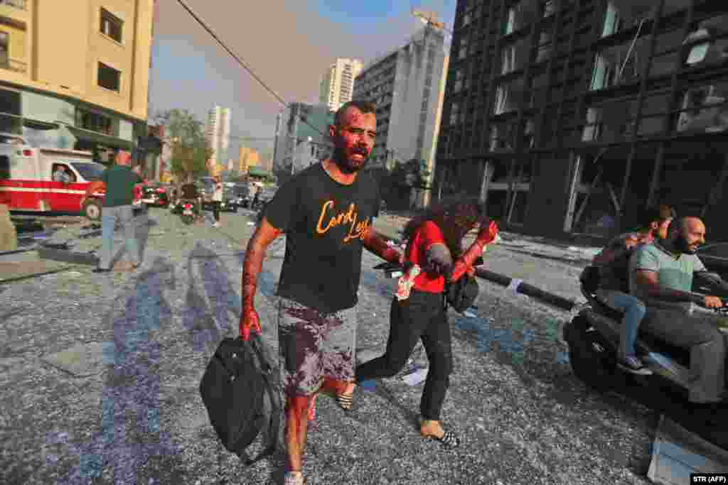 Ранетите жители на Бејрут трчаат низ улиците во центарот на градот