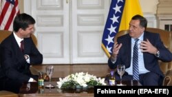 Predsjednik Predsjedništva BiH Milorad Dodik (D) i novi američki ambasador Eric George Nelson (L) u razgovoru 19. februara 2019.