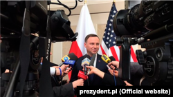 Президент Польши Анджей Дуда дает интервью журналистам.
